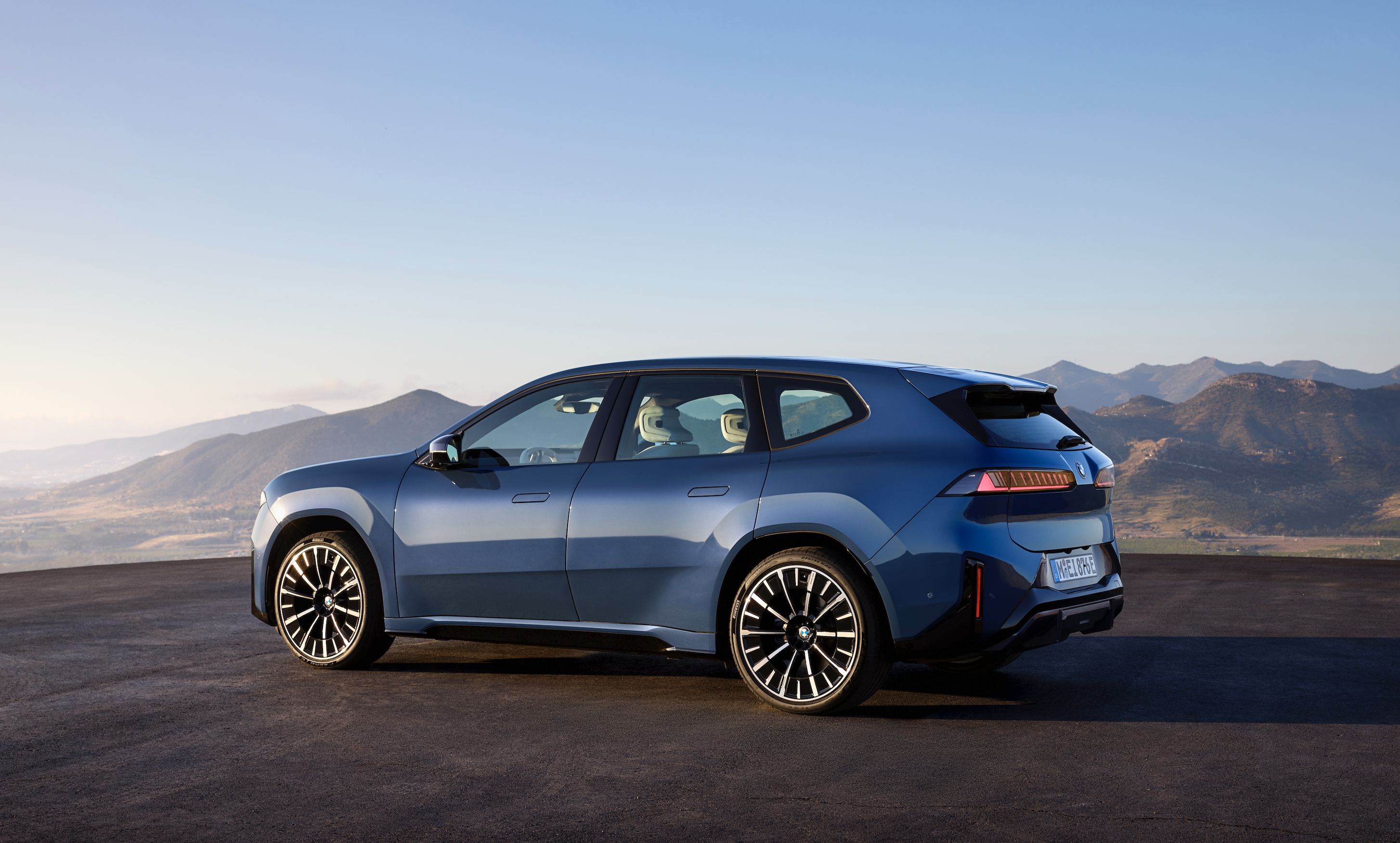 Nové BMW iX3 2025 (Neue Klasse) – elektrické SAV s dojezdem až 805 km (WLTP), 800V/400kW rychlonabíjením a revolučním interiérem s Panoramic iDrive/Panoramic Vision; více detailů najdete v článku na blogu AUTOiBUY.
